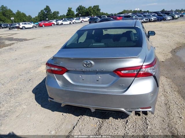 2018 TOYOTA CAMRY SE 16