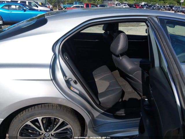 2018 TOYOTA CAMRY SE 8