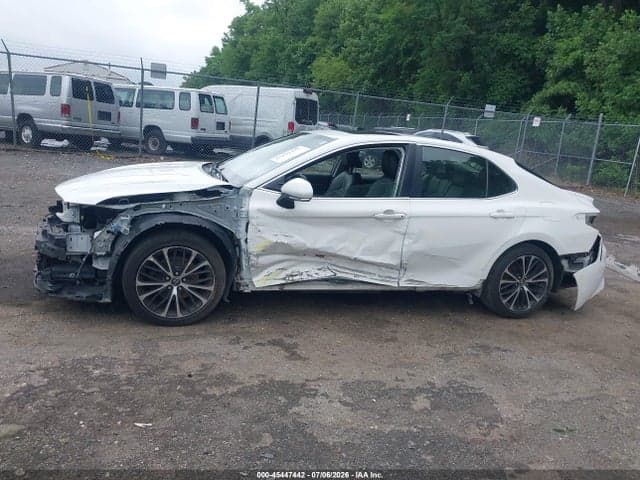 2018 TOYOTA CAMRY SE 14