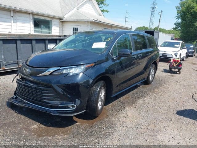 2022 TOYOTA SIENNA XLE 2