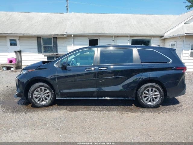 2022 TOYOTA SIENNA XLE 13