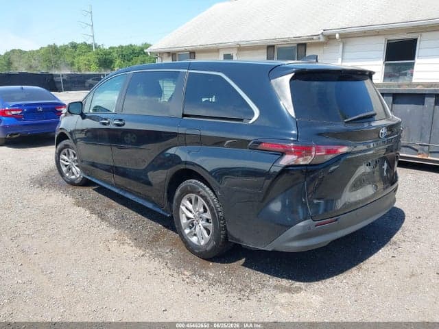2022 TOYOTA SIENNA XLE 3