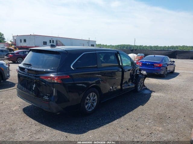 2022 TOYOTA SIENNA XLE 4