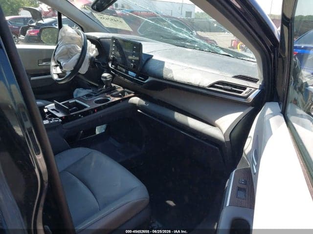 2022 TOYOTA SIENNA XLE 5