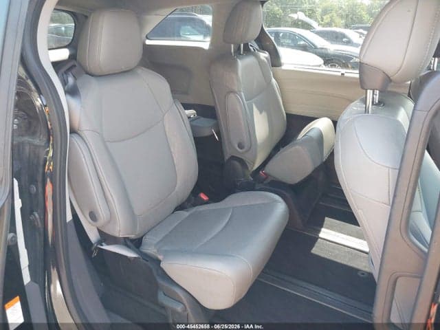 2022 TOYOTA SIENNA XLE 8