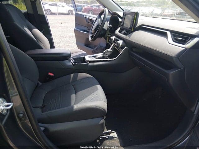2019 TOYOTA RAV4 LE 5