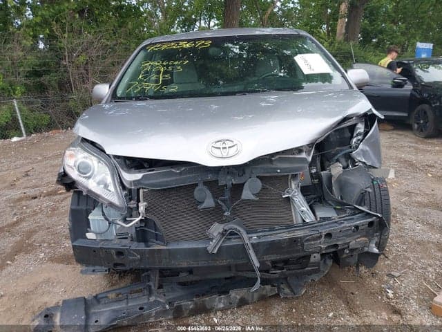 2017 TOYOTA SIENNA LE 8 PASSENGER 12