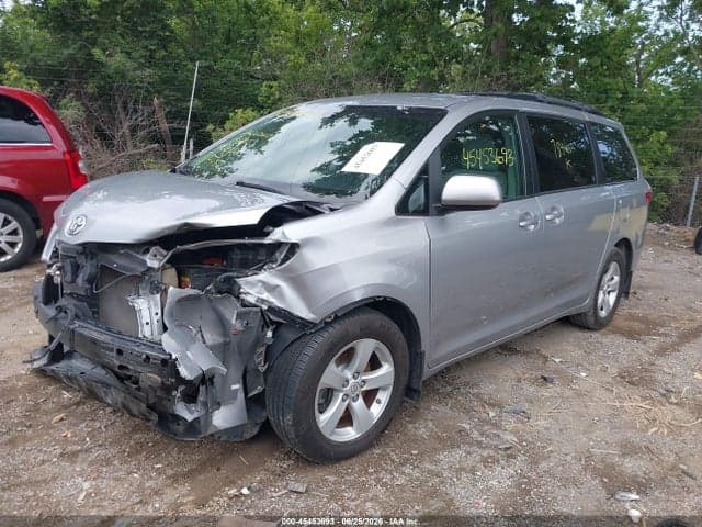 2017 TOYOTA SIENNA LE 8 PASSENGER 6