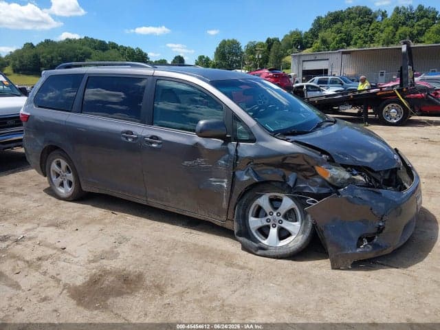 2017 TOYOTA SIENNA LE 8 PASSENGER - 1