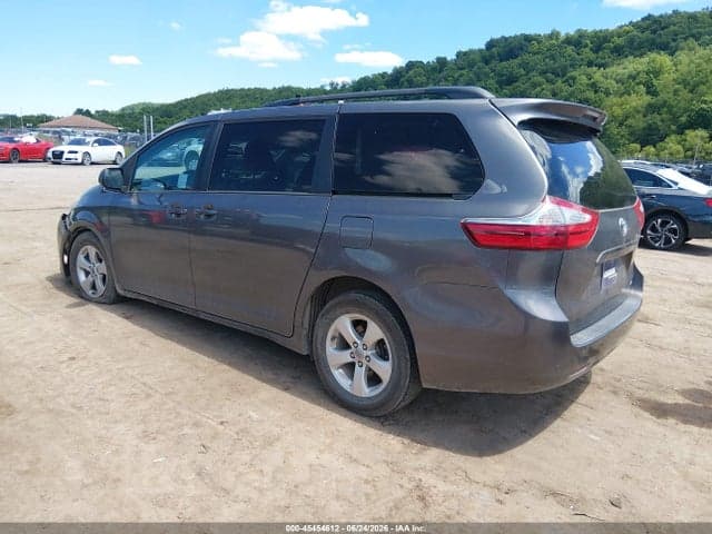 2017 TOYOTA SIENNA LE 8 PASSENGER 3