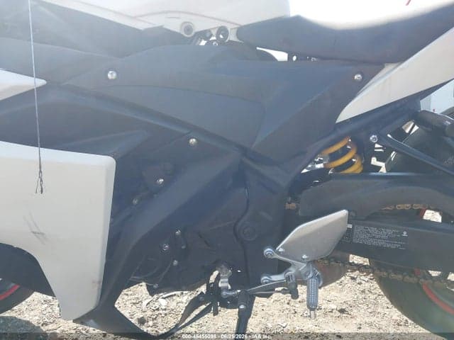 2017 YAMAHA YZFR3 A 9