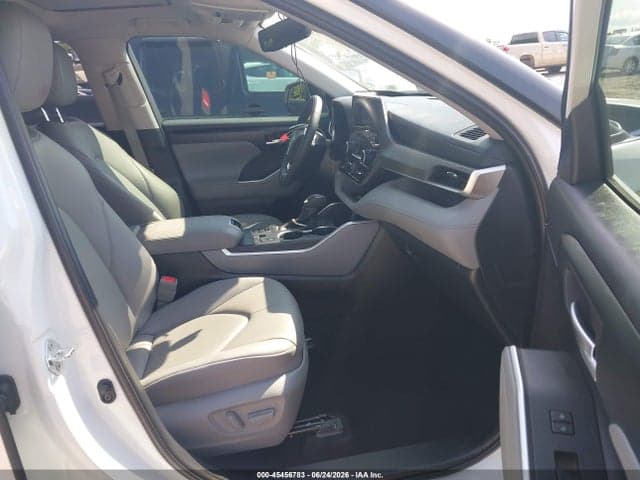 2026 TOYOTA HIGHLANDER XLE 4