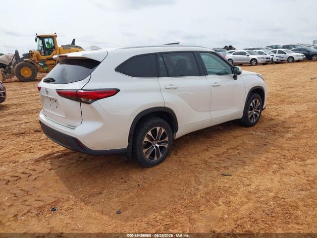 2021 TOYOTA HIGHLANDER XLE 4