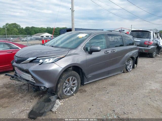 2021 TOYOTA SIENNA XLE 2