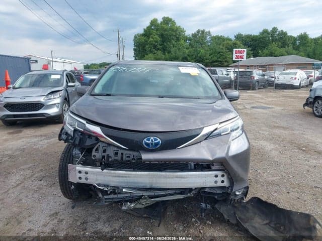 2021 TOYOTA SIENNA XLE 13