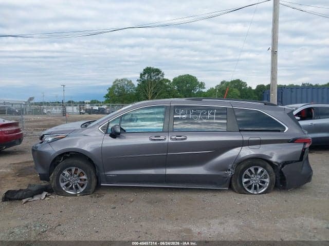 2021 TOYOTA SIENNA XLE 15