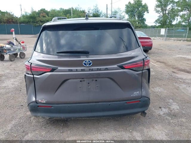2021 TOYOTA SIENNA XLE 17