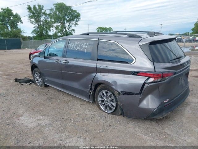 2021 TOYOTA SIENNA XLE 3