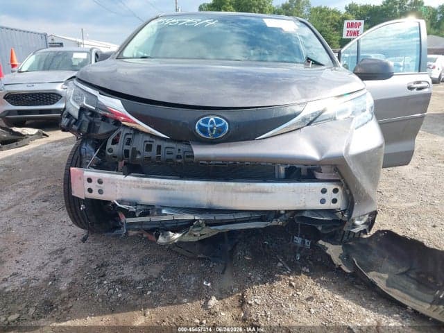 2021 TOYOTA SIENNA XLE 6