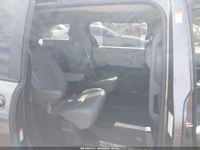 2021 TOYOTA SIENNA XLE 8