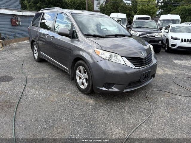 2017 TOYOTA SIENNA LE 8 PASSENGER 1