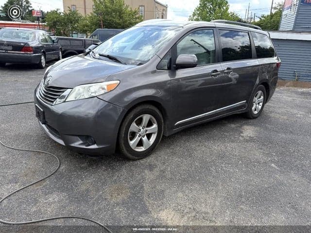 2017 TOYOTA SIENNA LE 8 PASSENGER 2
