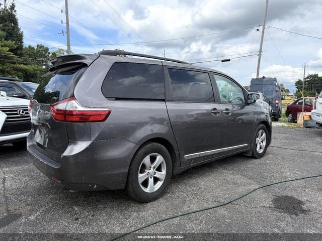 2017 TOYOTA SIENNA LE 8 PASSENGER 4