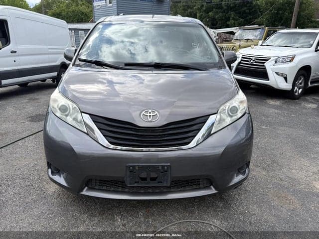 2017 TOYOTA SIENNA LE 8 PASSENGER 6