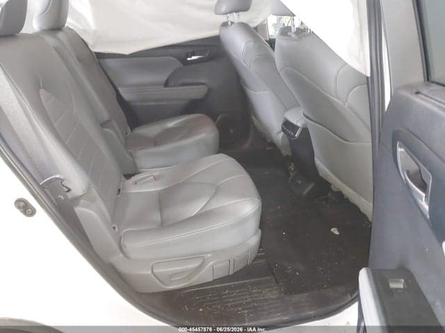 2023 TOYOTA HIGHLANDER XLE 8