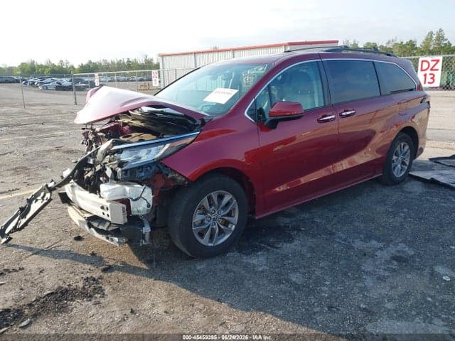 2022 TOYOTA SIENNA XLE 3