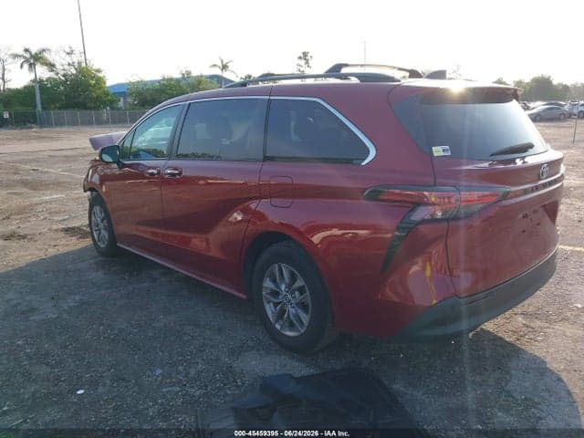 2022 TOYOTA SIENNA XLE 4