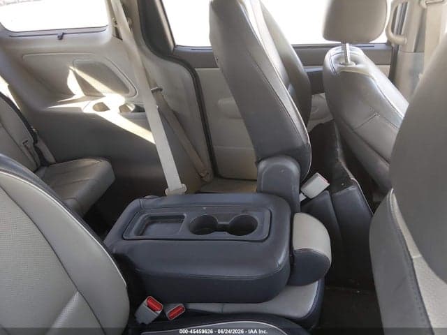 2017 KIA SEDONA LX 8