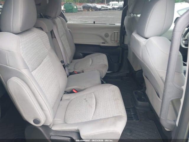 2023 TOYOTA SIENNA LE 8