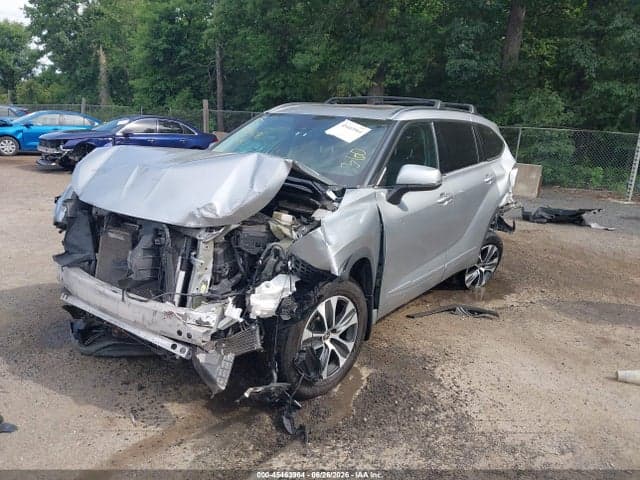 2021 TOYOTA HIGHLANDER XLE 2