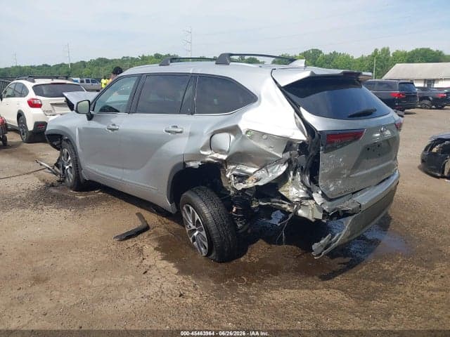 2021 TOYOTA HIGHLANDER XLE 3