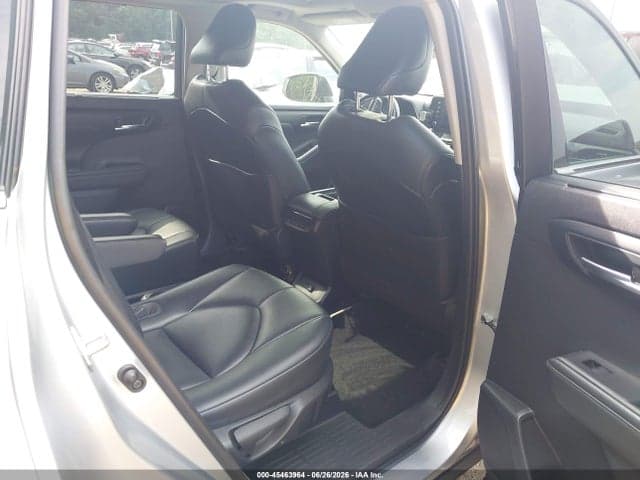 2021 TOYOTA HIGHLANDER XLE 8