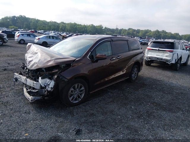 2022 TOYOTA SIENNA XLE 2