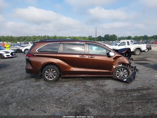 2022 TOYOTA SIENNA XLE 13