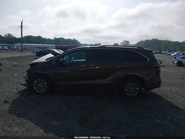2022 TOYOTA SIENNA XLE 14