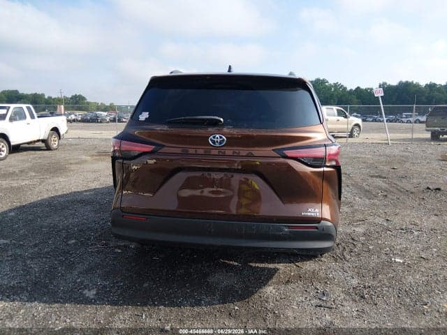 2022 TOYOTA SIENNA XLE 16