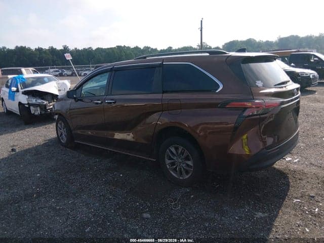 2022 TOYOTA SIENNA XLE 3