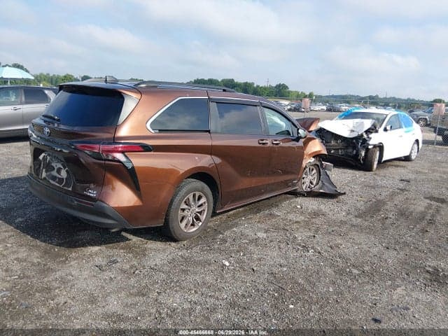 2022 TOYOTA SIENNA XLE 4