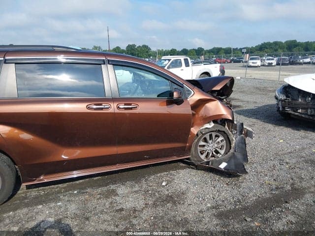 2022 TOYOTA SIENNA XLE 6