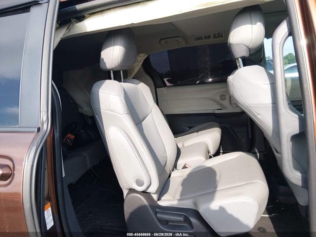 2022 TOYOTA SIENNA XLE 8