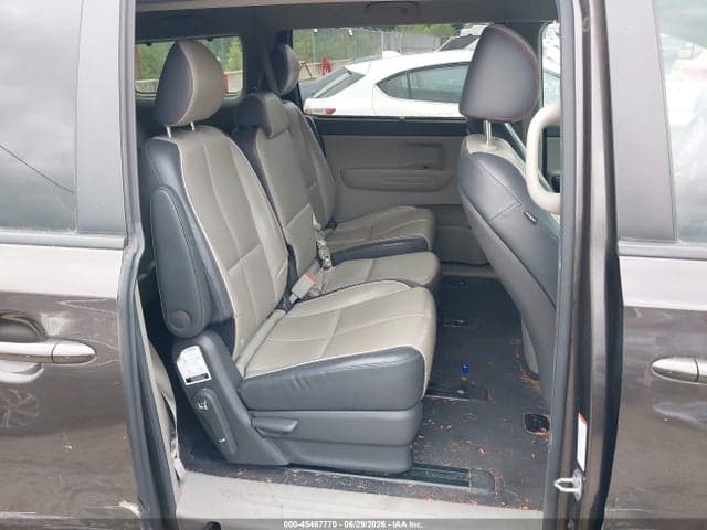 2017 KIA SEDONA LX 8