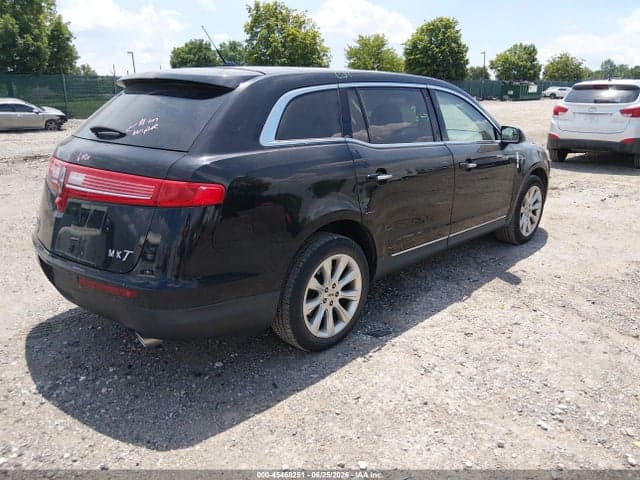 2016 LINCOLN MKT 4