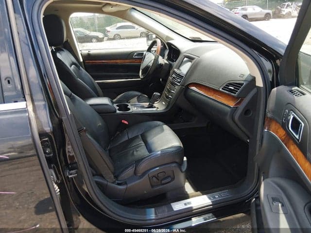 2016 LINCOLN MKT 5