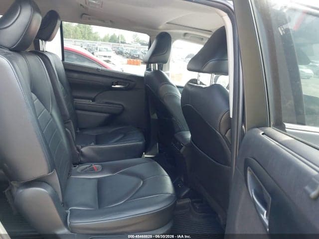 2021 TOYOTA HIGHLANDER XLE 8