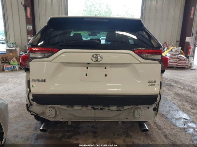 2021 TOYOTA RAV4 XLE 17