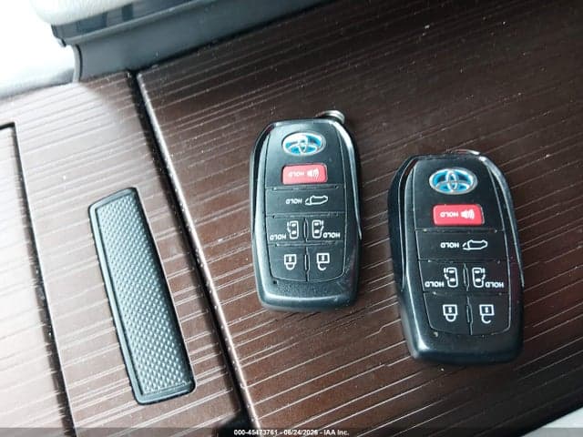 2024 TOYOTA SIENNA XLE 11